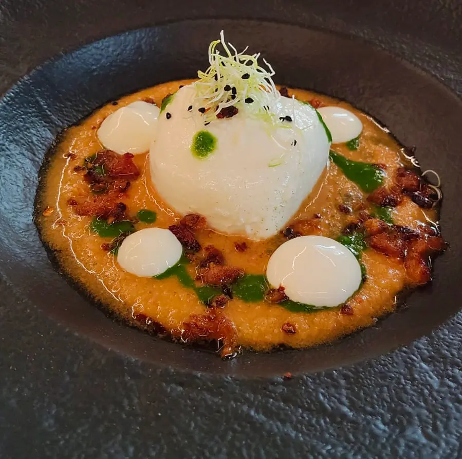 torino-otranto-Gazpacko con fior di latte crumble di pomodoro crema al prezzemolo e spuma di pecorino